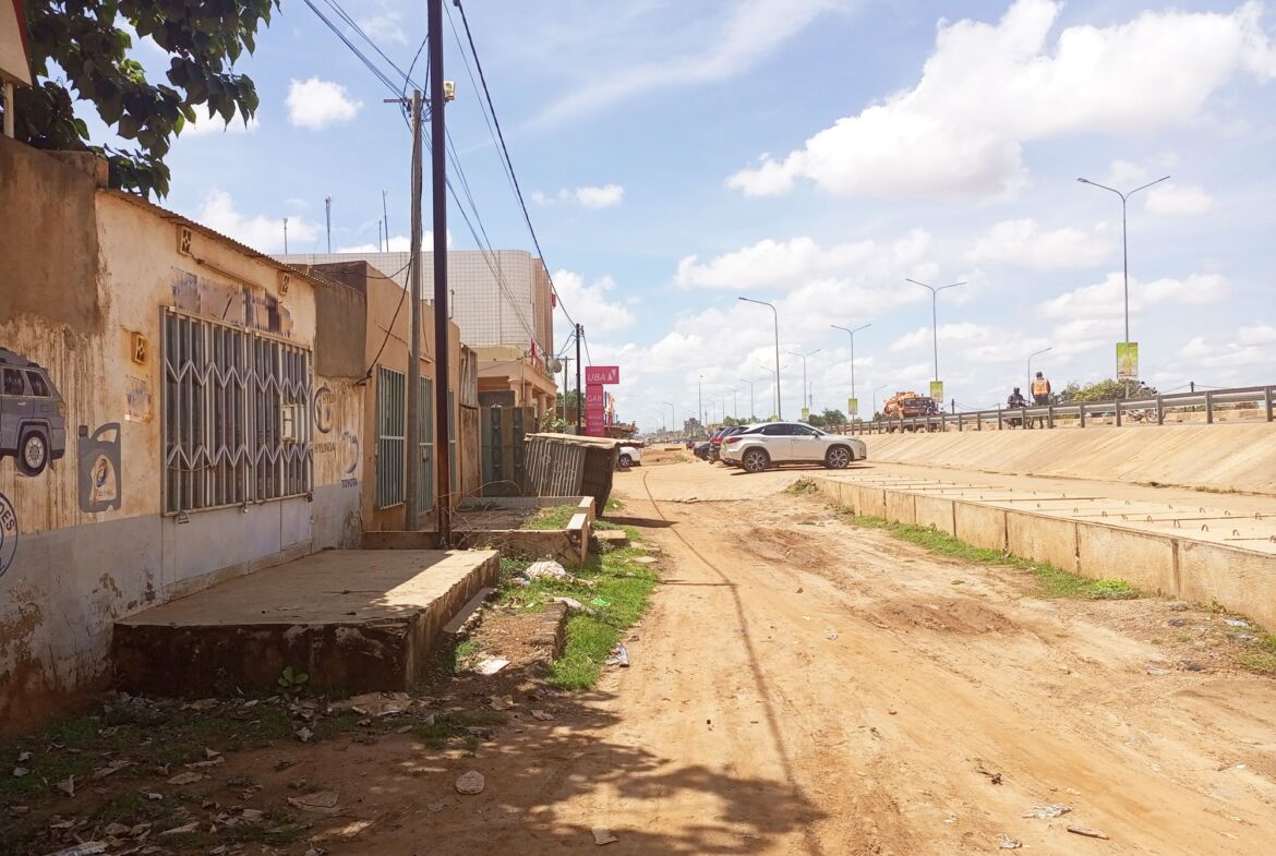 Une parcelle de 640 m² en vente à la Zone 1 face au boulevard tensoba