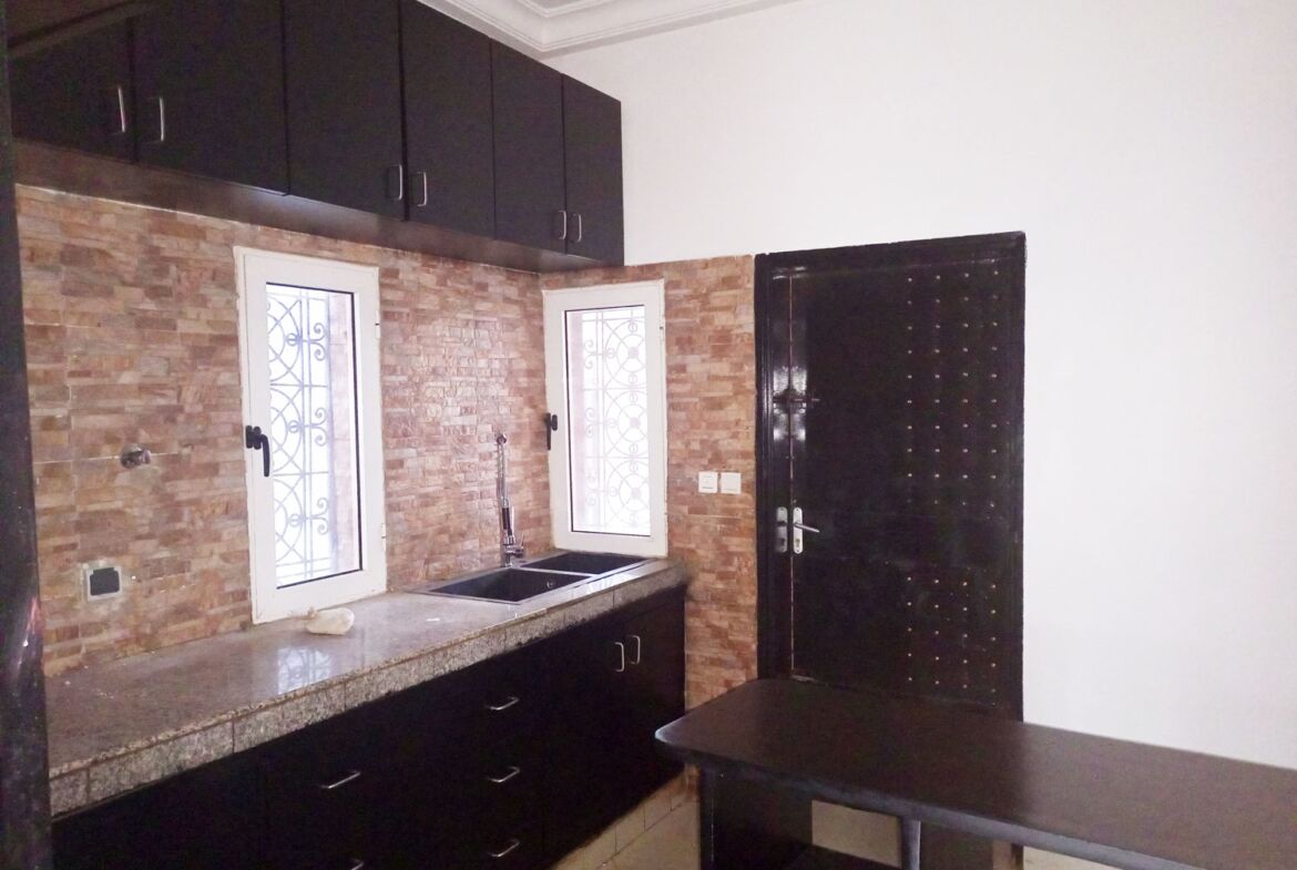 Une maison de 5 chambres en location à Nioko 2