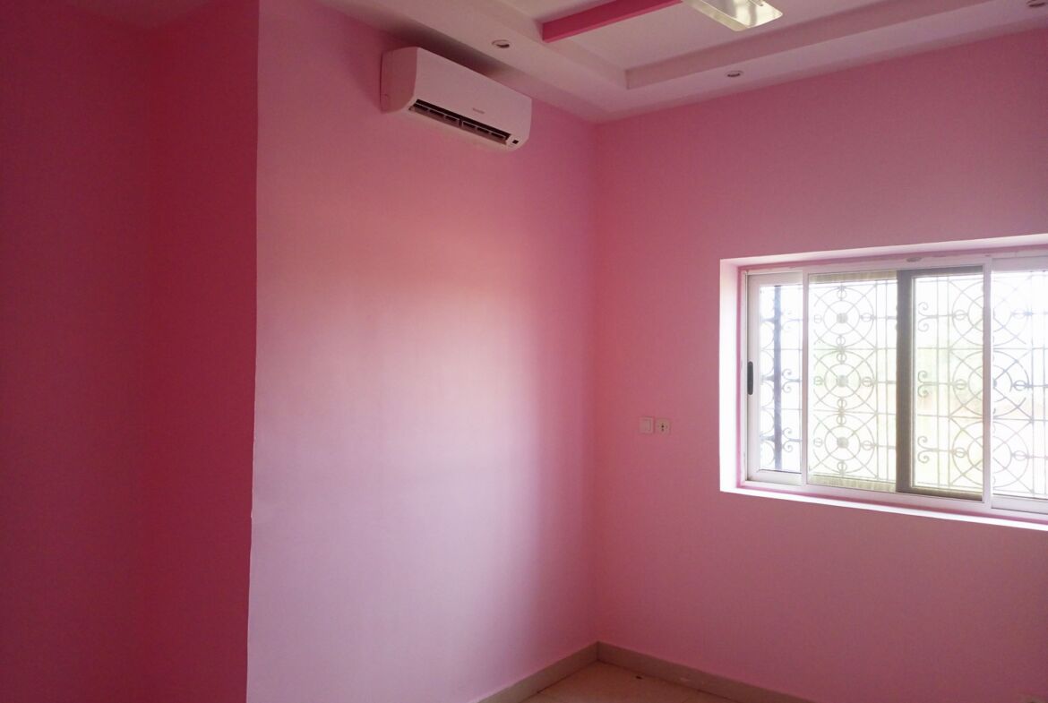 Une maison de 5 chambres en location à Nioko 2