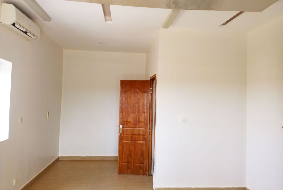 Une maison de 5 chambres en location à Nioko 2