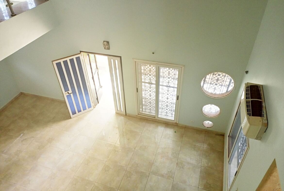 Une maison de 5 chambres en location à Nioko 2