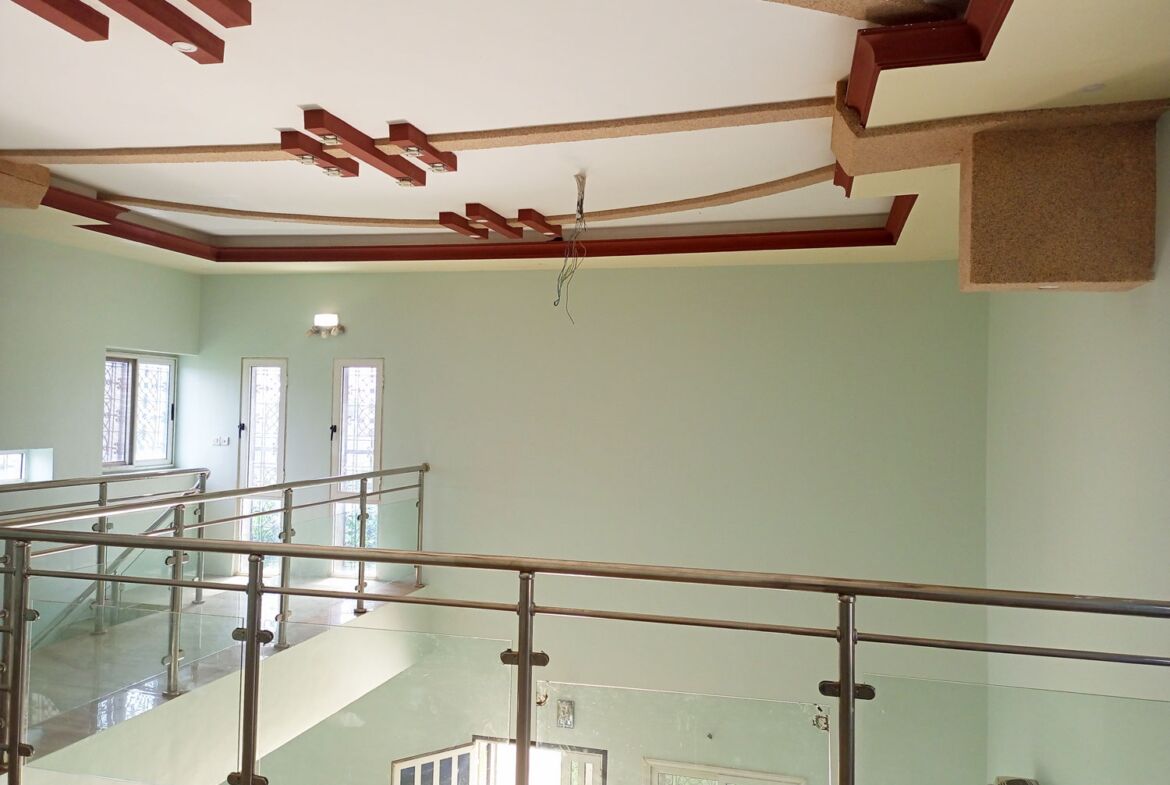 Une maison de 5 chambres en location à Nioko 2