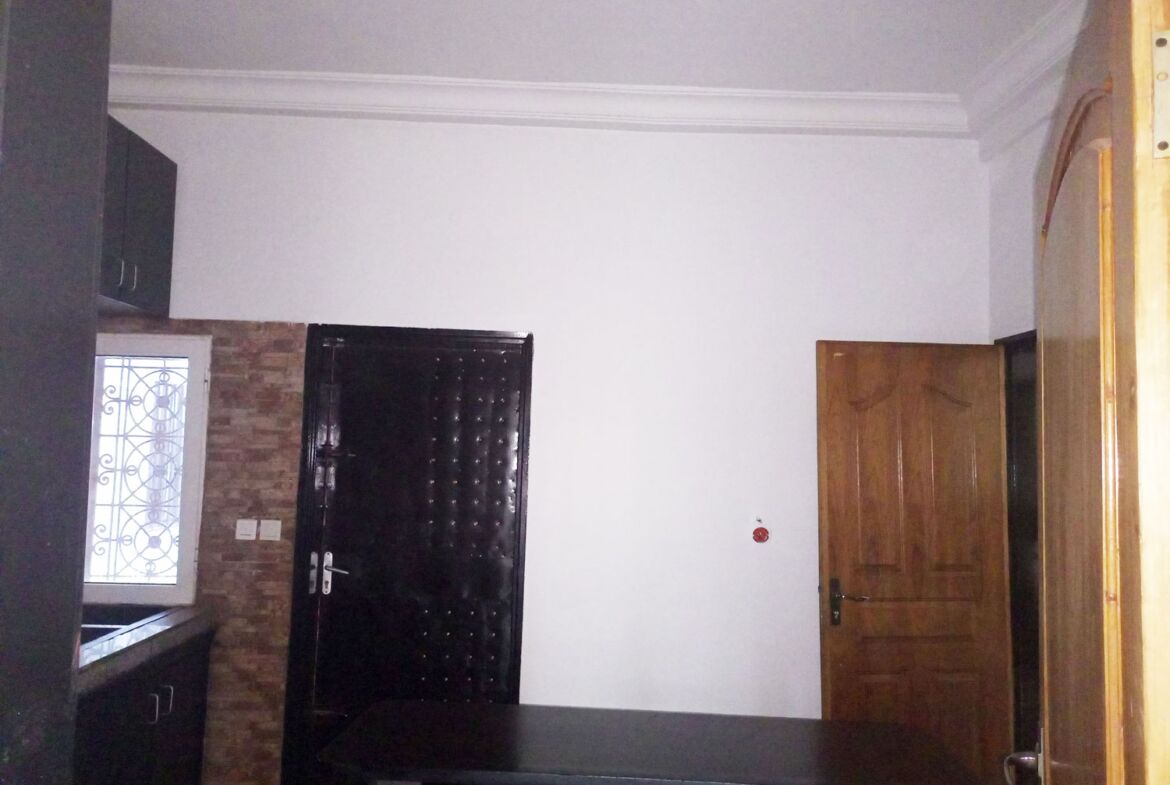 Une maison de 5 chambres en location à Nioko 2