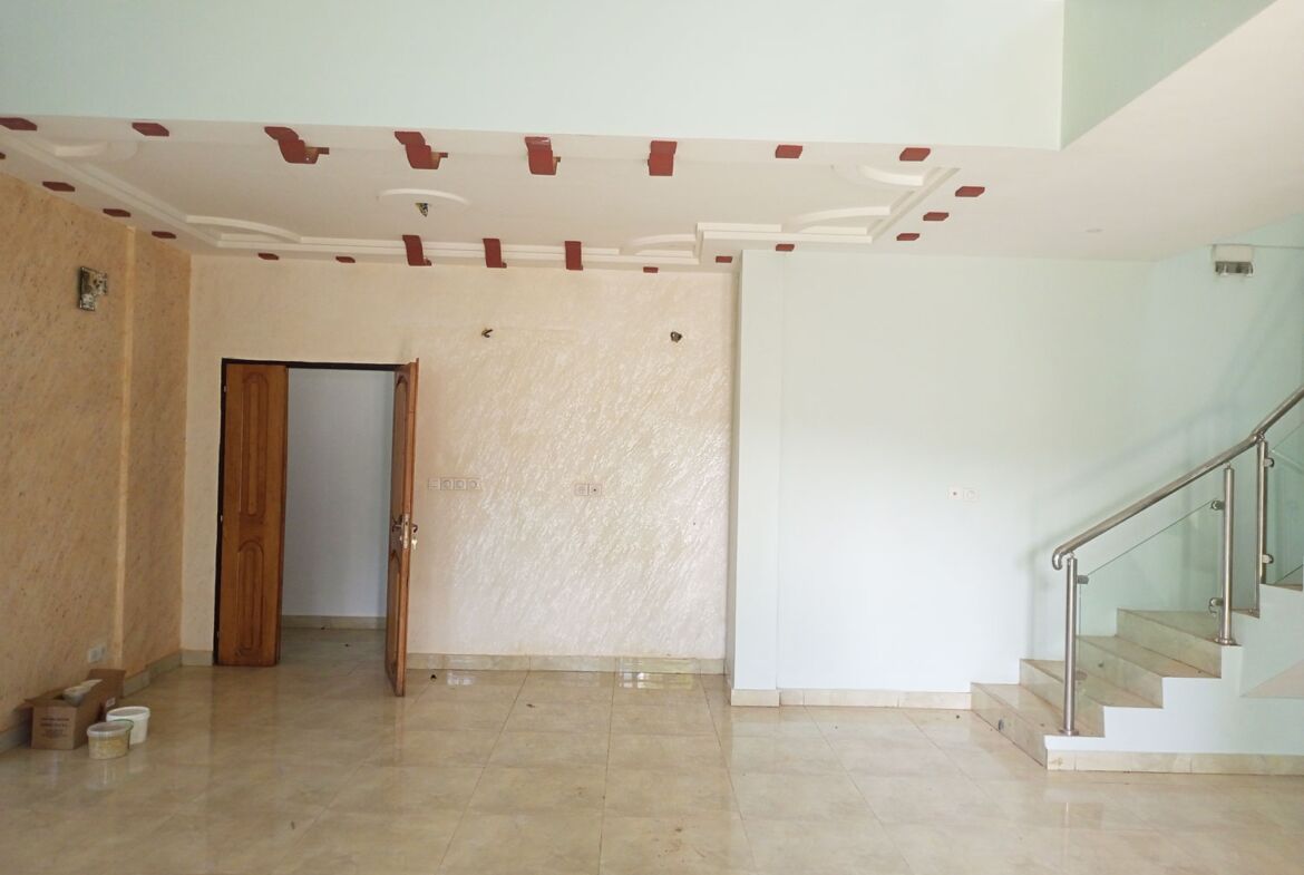 Une maison de 5 chambres en location à Nioko 2