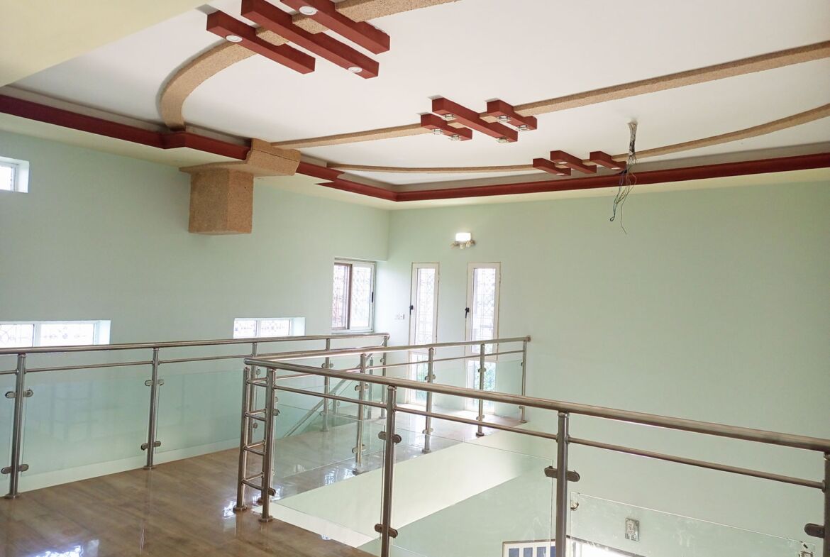 Une maison de 5 chambres en location à Nioko 2