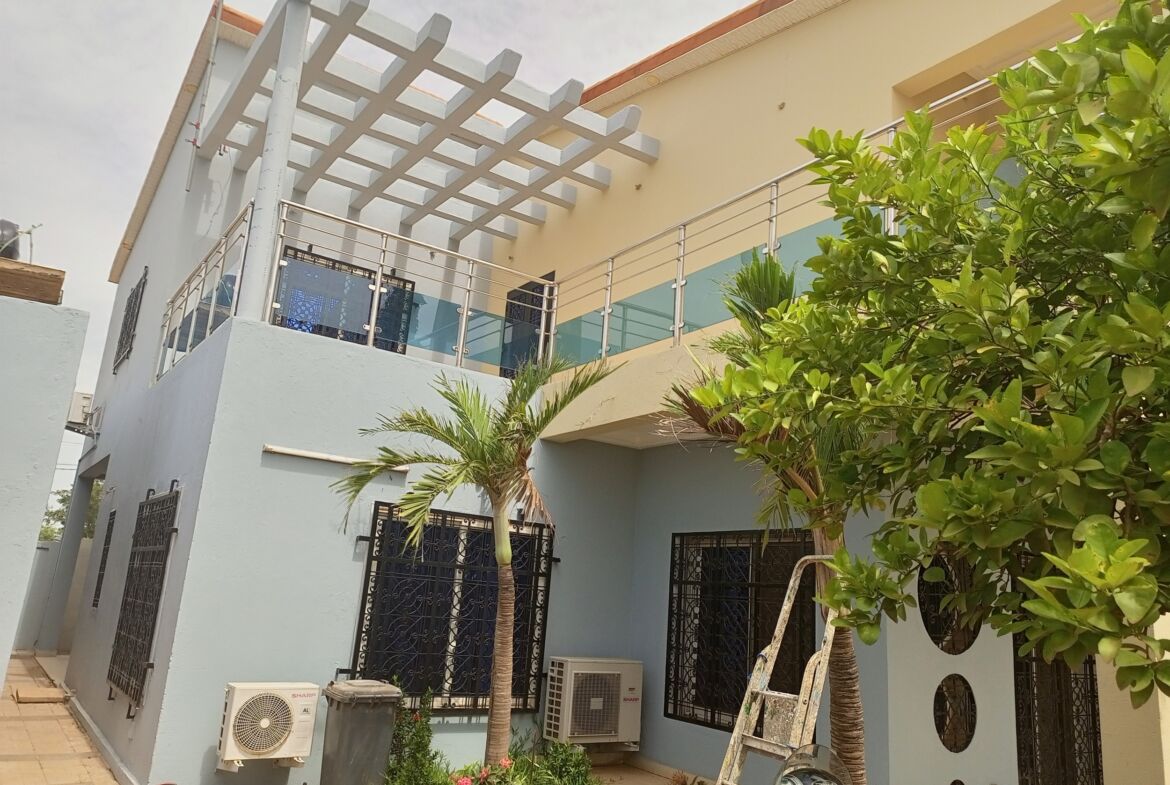 Une maison de 5 chambres en location à Nioko 2