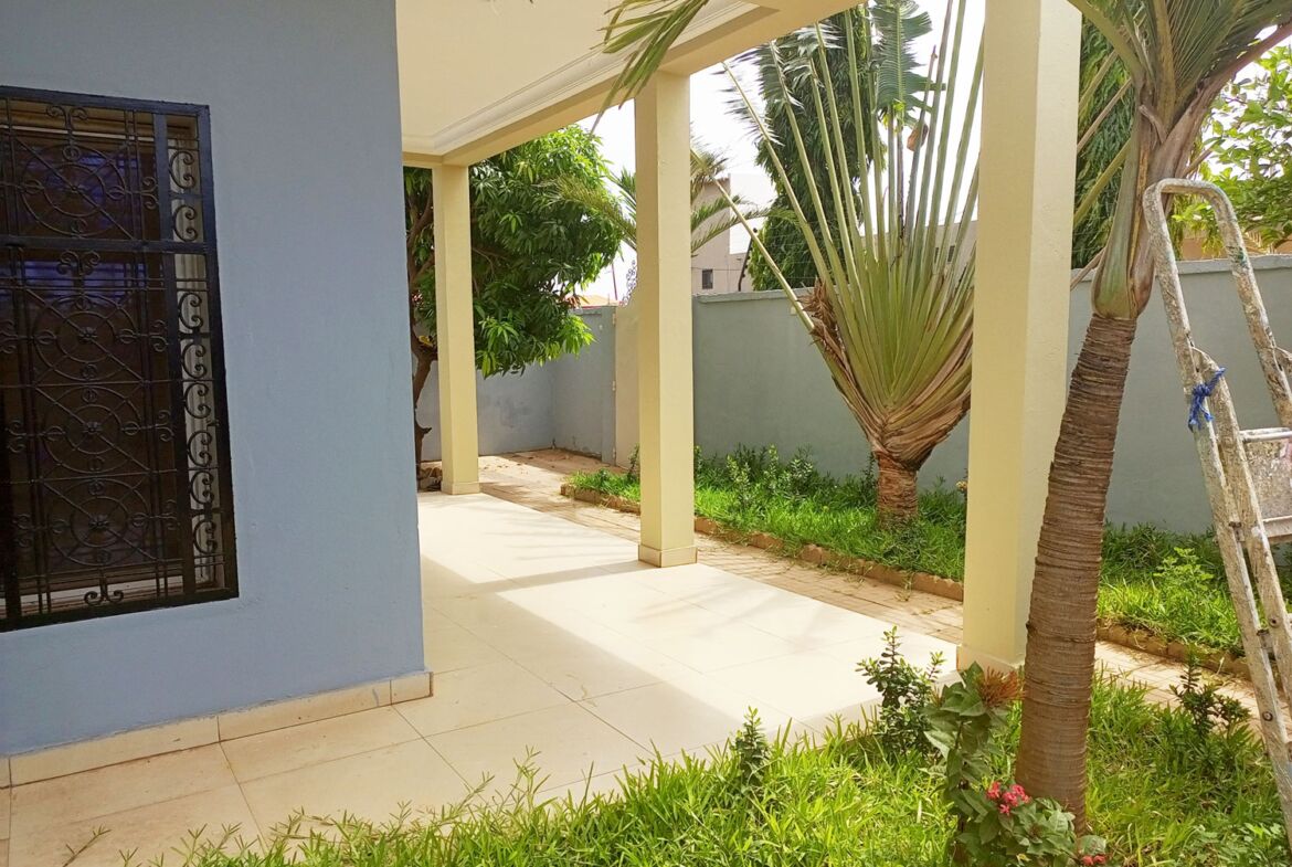 Une maison de 5 chambres en location à Nioko 2