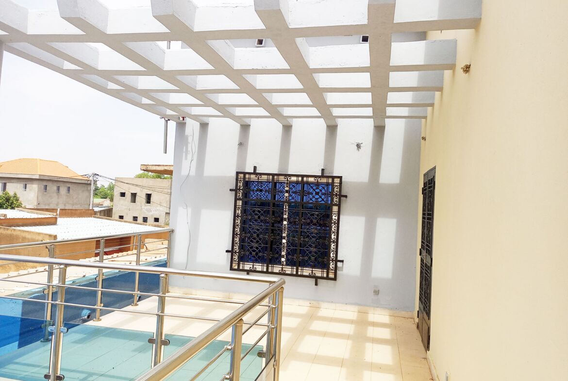 Une maison de 5 chambres en location à Nioko 2