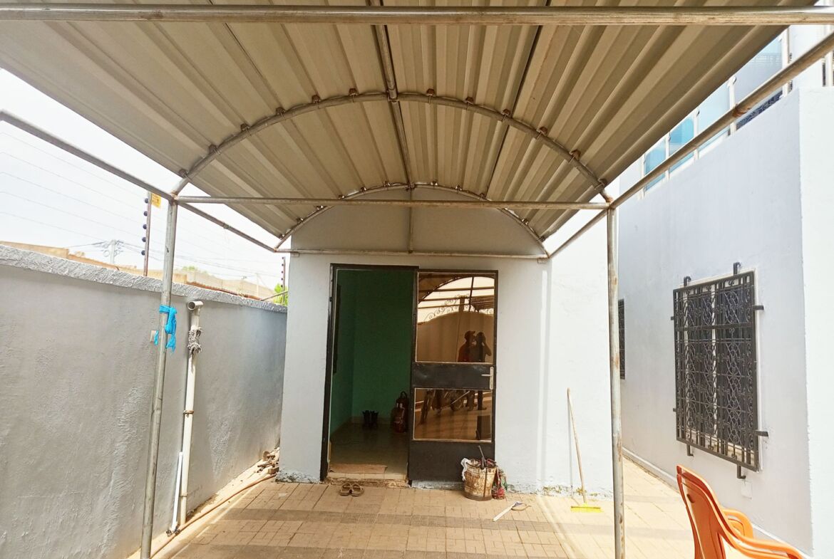 Une maison de 5 chambres en location à Nioko 2