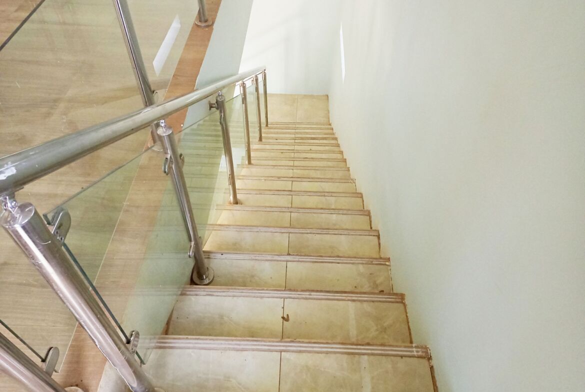 Une maison de 5 chambres en location à Nioko 2