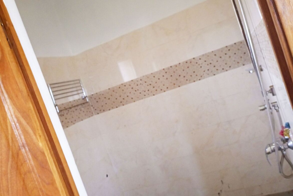 Une maison de 5 chambres en location à Nioko 2