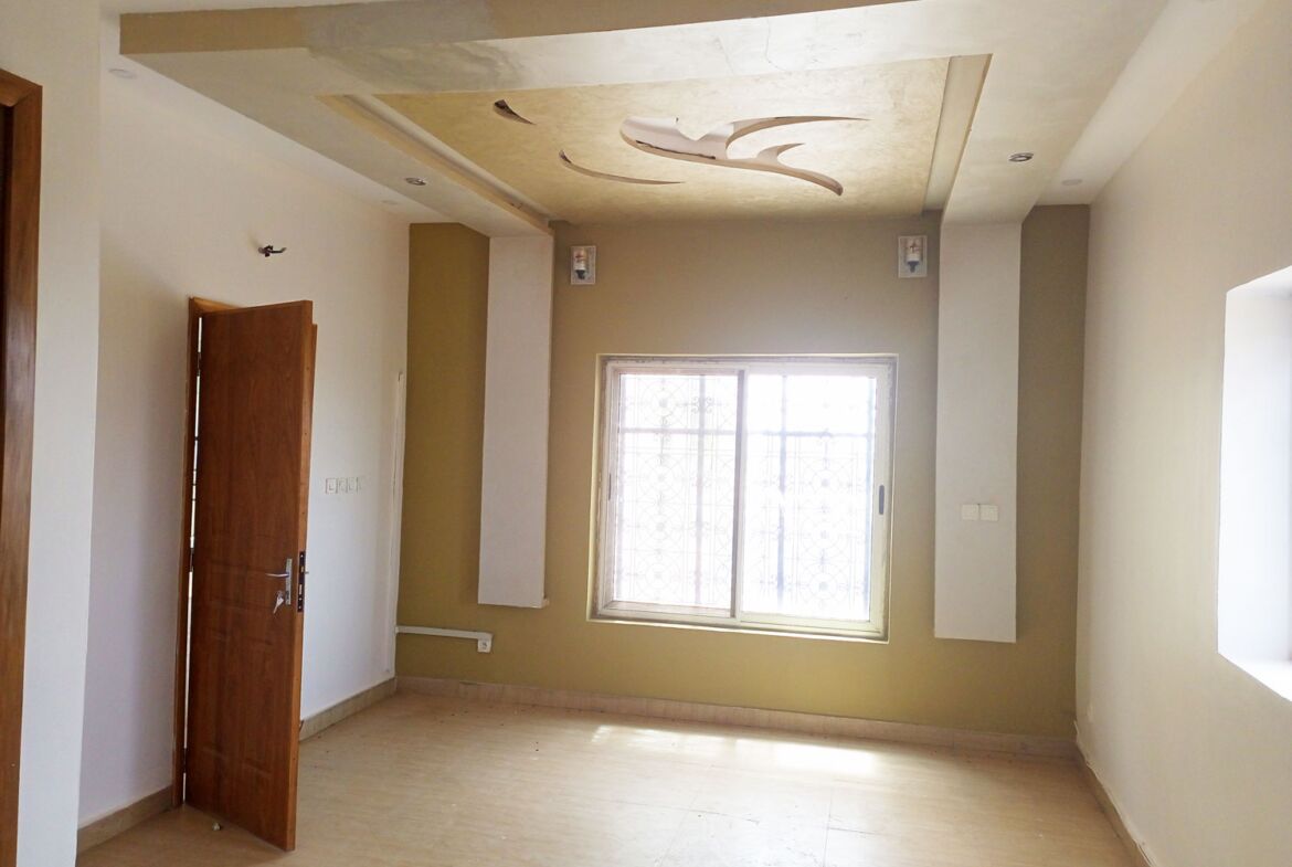 Une maison de 5 chambres en location à Nioko 2