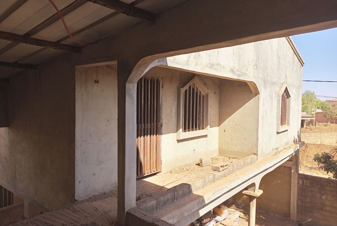 Un duplex inachevé en vente à Nioko 1 - Saaba