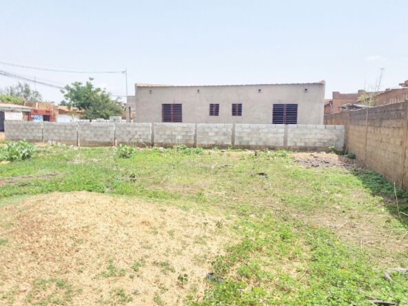 UNE PARCELLE CLÔTURÉE DES 03 CÔTÉS D'UNE SUPERFICIE DE 356 M² EN VENTE À KARPALA